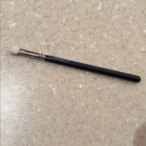 Natural bristle MAC 217 blending (eye) brush - full size